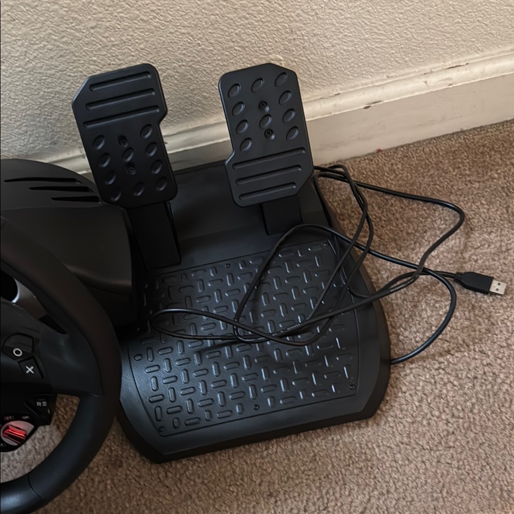 Ferrari Racing Wheel and Pedals Set - Picture 4 of 4
